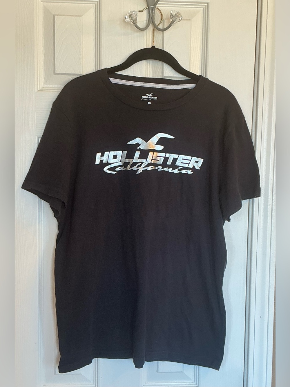 Hollister Men's Black Metallic Silver Graphic Logo Crew Neck Short Sleeve Tee L